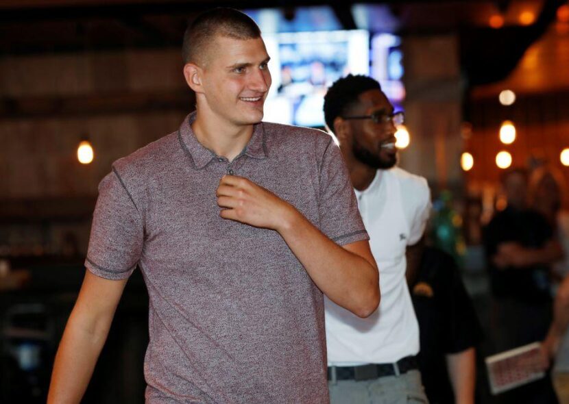 URNEBESAN ODGOVOR: Kako Jokić ne može da popije pivo/sok na miru!? (VIDEO)