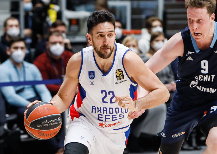 MICIĆ I DRUGOVI PODIGLI PRVI TROFEJ U SEZONI: Efes počistio Fener u Superkupu Turske!