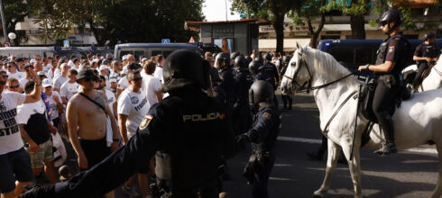 SEVALE PESNICE, LETELE STOLICE: Paklen obračun navijača Ajntrahta i Rendžersa na ulicama Sevilje! (VIDEO)