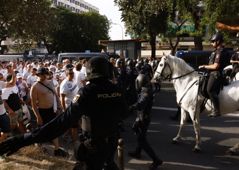 SEVALE PESNICE, LETELE STOLICE: Paklen obračun navijača Ajntrahta i Rendžersa na ulicama Sevilje! (VIDEO)