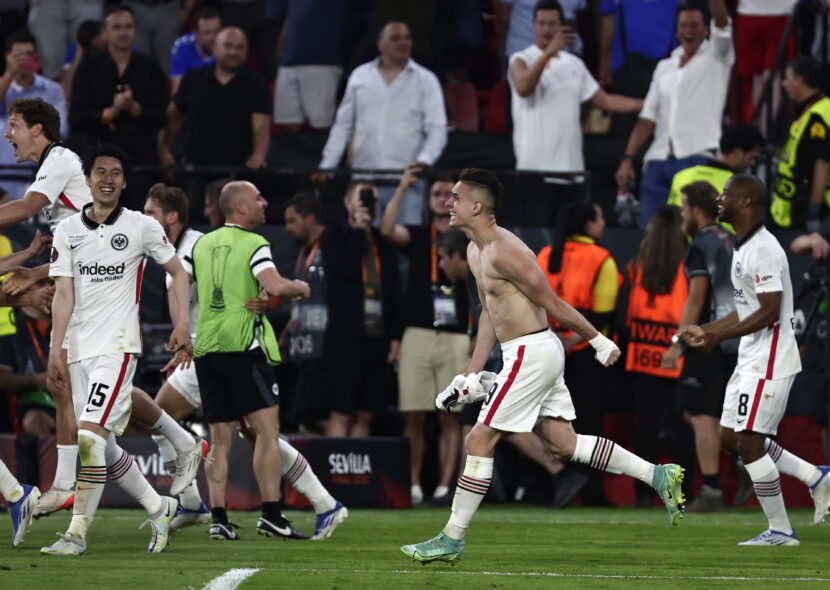 PEHAR IDE U FRANKFURT: Hobotnica Trap i magični Kostić doneli Ajntrahtu titulu! (VIDEO)