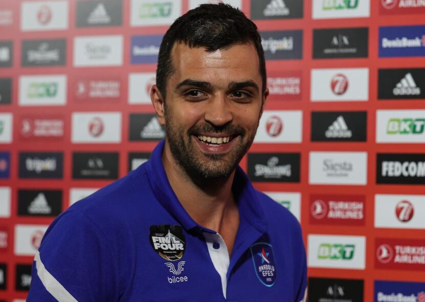 GDE ĆE EFES PROSLAVITI TITULU U BEOGRADU? Simon prebacio loptu na Micića: To pitajte njega!