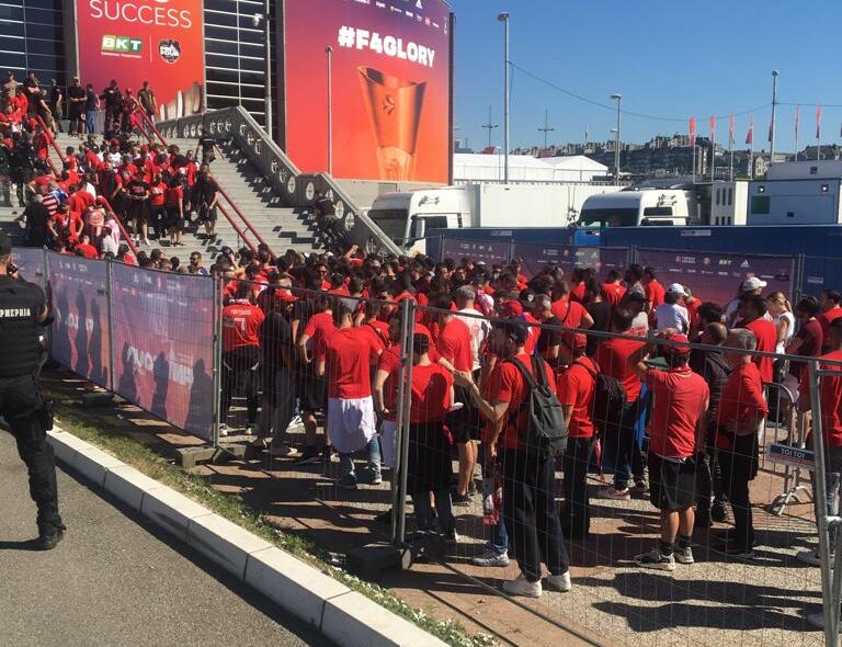 ARENA CRVENO-BELA: Ovoga puta ne zbog Zvezde, navijači Olimpijakosa grmeli pred ulazak u halu i napravili šou! (VIDEO)