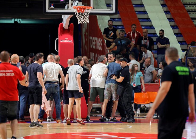 I KEŠELJ SMIRIVAO NAVIJAČE: Odbili da napuste halu, pa se umešao i bivši košarkaš! (VIDEO)
