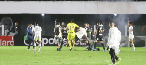 LUDILO JUŽNE AMERIKE: Haos na terenu posle derbija – navijač Santosa napao golmana Korintijansa! (VIDEO)