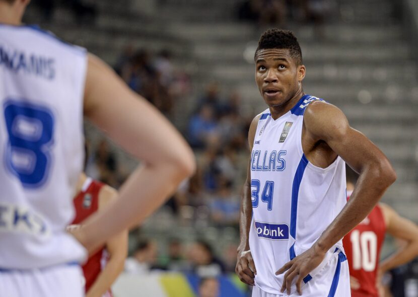 DA LI JE NEŠTO OSTALO OD OBRUČA? Nestvarno zakucavanje Janisa Adetokunba kojim su slomljeni Hrvati! (VIDEO)