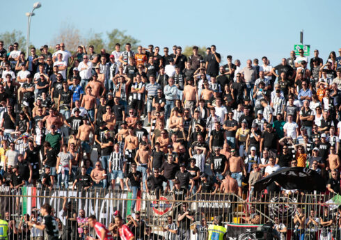 HAOS U MONCI: Vlahović i Kostić osetili bes navijača - tifozi Juventusa 