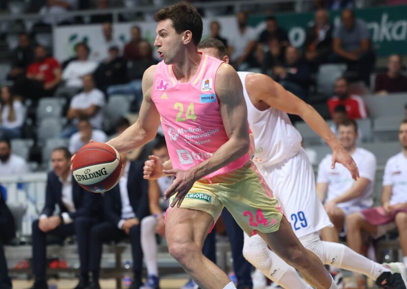 Prelep gest Mege: Posebne majice u čast žrtava iz OŠ "Vladislav Ribnikar" (FOTO)