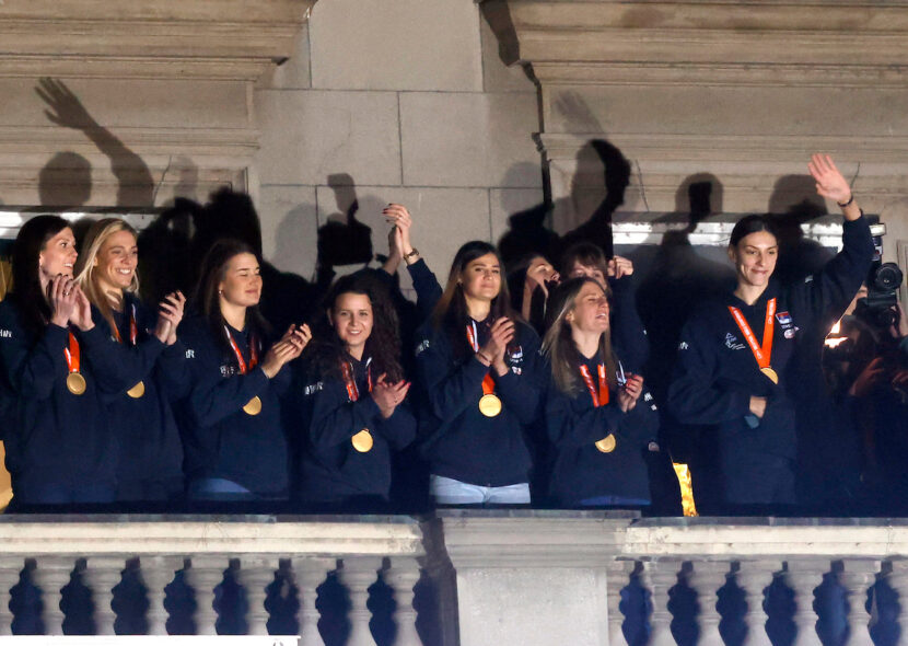 VELIKI BROJ LJUDI DOČEKAO ODBOJKAŠICE: Evo šta su one imale da poruče Srbiji! (VIDEO)
