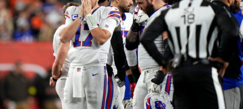 Strašne scene u NFL ligi: Igrač dobio srčani udar, u teškom stanju prebačen u bolnicu (VIDEO)