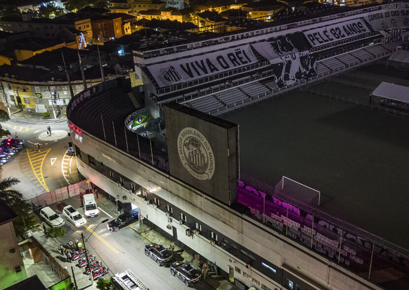 Kovčeg sa telom Pelea na stadionu Santosa: Stotine hiljada ljudi odaju poslednju počast "kralju fudbala"