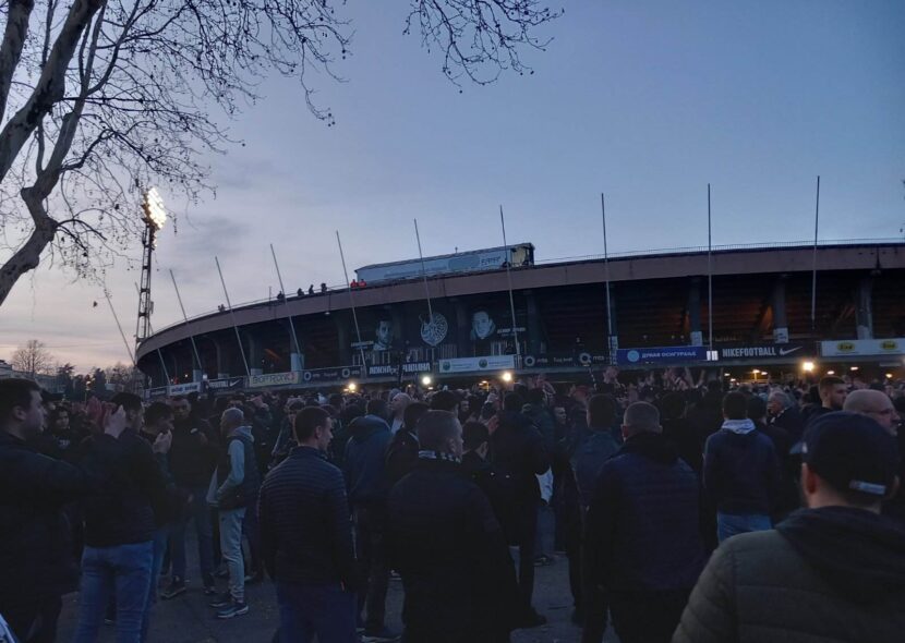 Burna uvertira: Protest Grobara ispred stadiona Partizana (VIDEO)