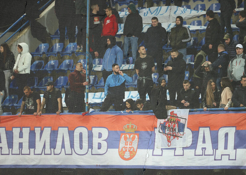 Navijači Srbije: Ne možeš nam omrznuti brata, Crnogorci izdaju ne ljube! (FOTO)