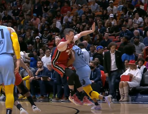 Da li je ovo najbizarnije isključenje ikada u NBA ligi? (VIDEO)