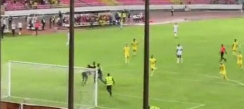 Skandalozne scene: Navijač uleteo na teren i potukao se sa golmanom (VIDEO)