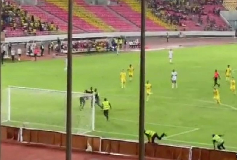 Skandalozne scene: Navijač uleteo na teren i potukao se sa golmanom (VIDEO)