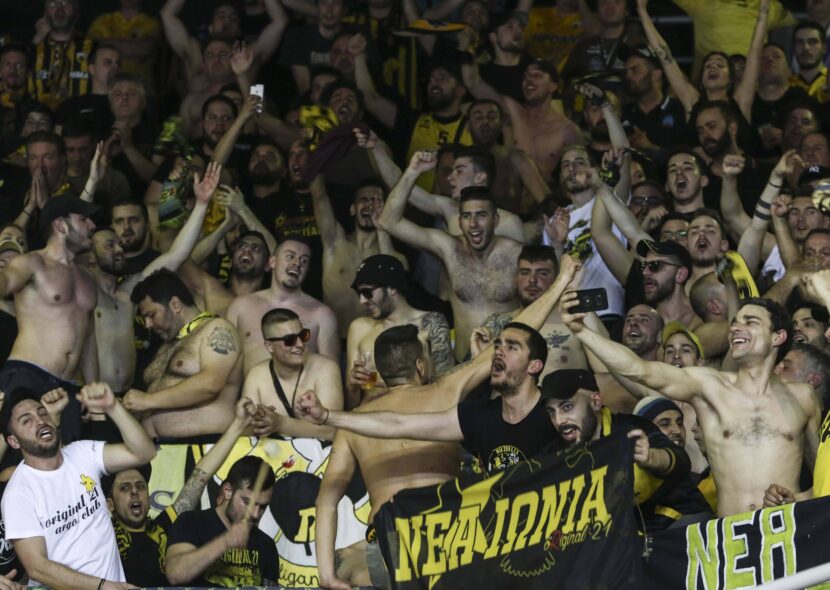 Haos na meču AEK-a i Hapoela! Domaći navijači palili zastavu Izraela na tribinama