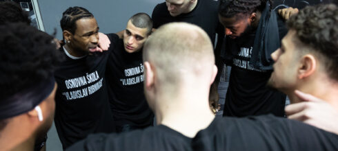 Suze u Areni – emotivna parola i hiljade cvetova na parketu u znak tragično nastradalih (VIDEO)