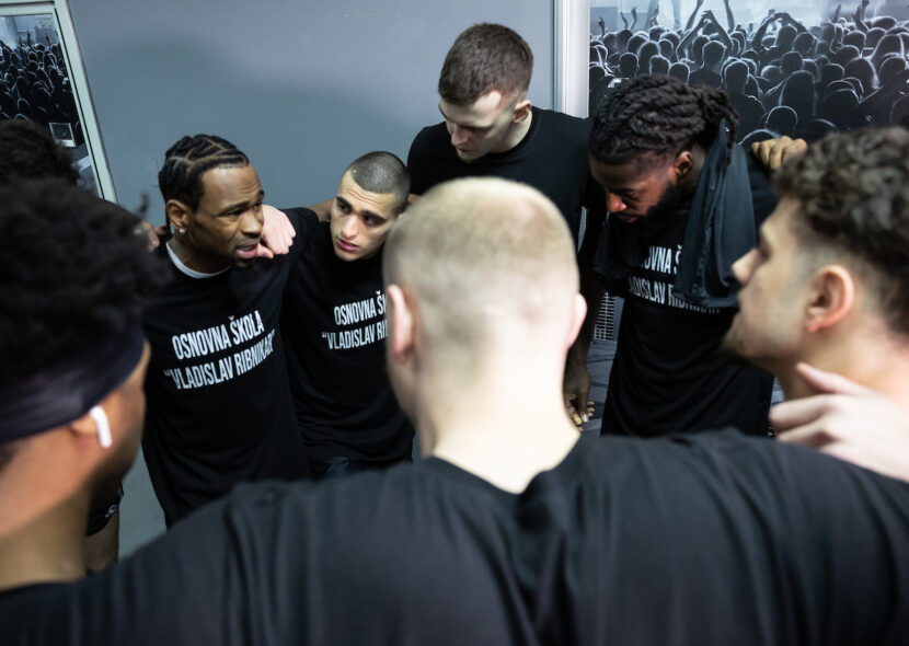 Suze u Areni - emotivna parola i hiljade cvetova na parketu u znak tragično nastradalih (VIDEO)