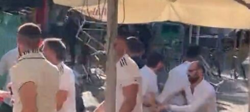 Opšta tuča u Madridu pred utakmicu: Letele stolice i čaše, policija pendrecima udarala navijače (VIDEO)