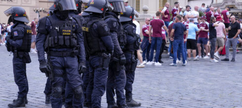 Haos pred finale Lige konferencija: Brutalna tuča navijača na ulicama Praga (VIDEO)