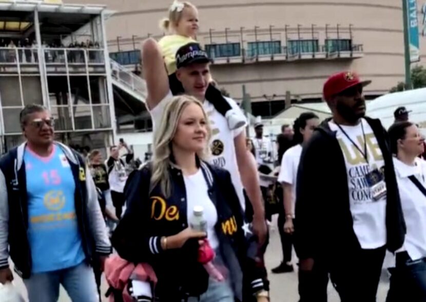 Spektakl u Denveru: Jokić sa ćerkom i ženom slavi sa navijačima (VIDEO)