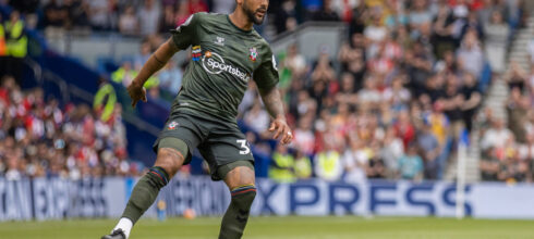 Teo Volkot kači kopačke o klin